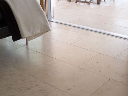 Übergang zur Terrasse mit Travertinfliesen