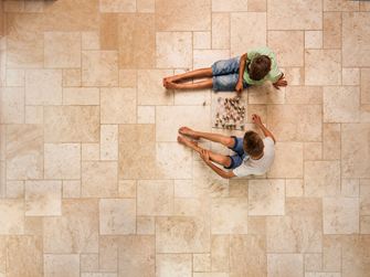 Travertin-Light-Shooting, Jungs spielen Schach