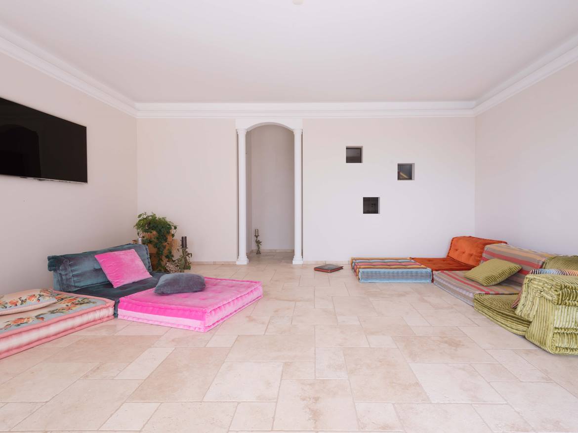 Travertinfliese Light im Römischen Verband in einem Wohnzimmer