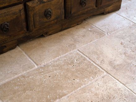 Rustikale Möbel auf Travertin-Medium