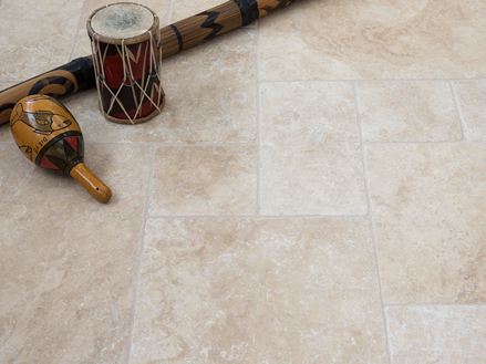 Travertin-Fliesen Medium mit Dekoration