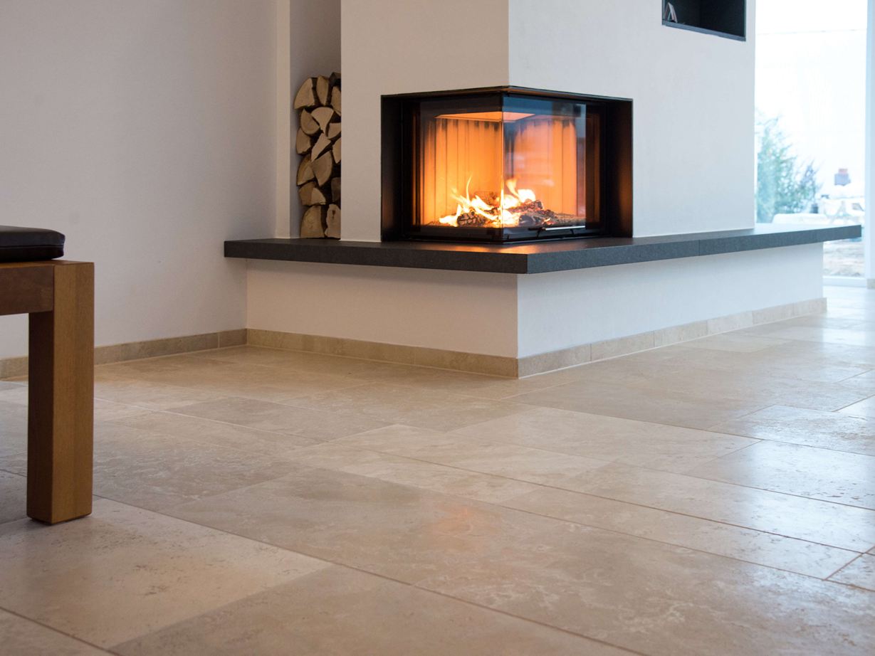 Kaminzimmer mit Travertin Medium Line als Bodenbelag