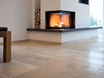 Kaminzimmer mit Travertin Medium Line als Bodenbelag