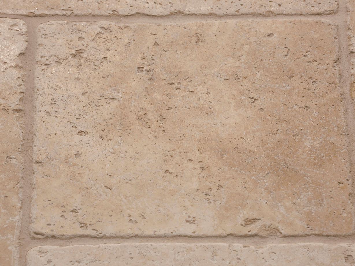 Detailaufnahme Travertinfliese Medium, getrommelt nicht gespachtelt