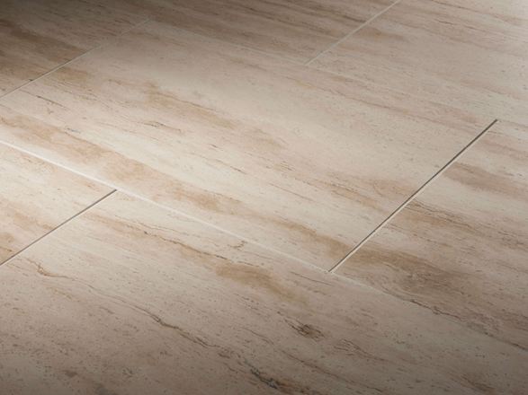 Travertin-Fliesen Natura, gebändert und geschliffen, seitliche Aufnahme