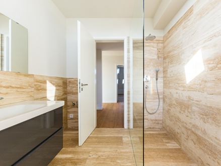 Veincut der Travertin Naturafliesen im Badezimmer