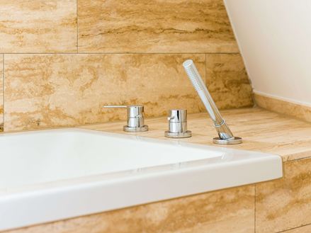 Waschbecken und Travertinfliesen Natura