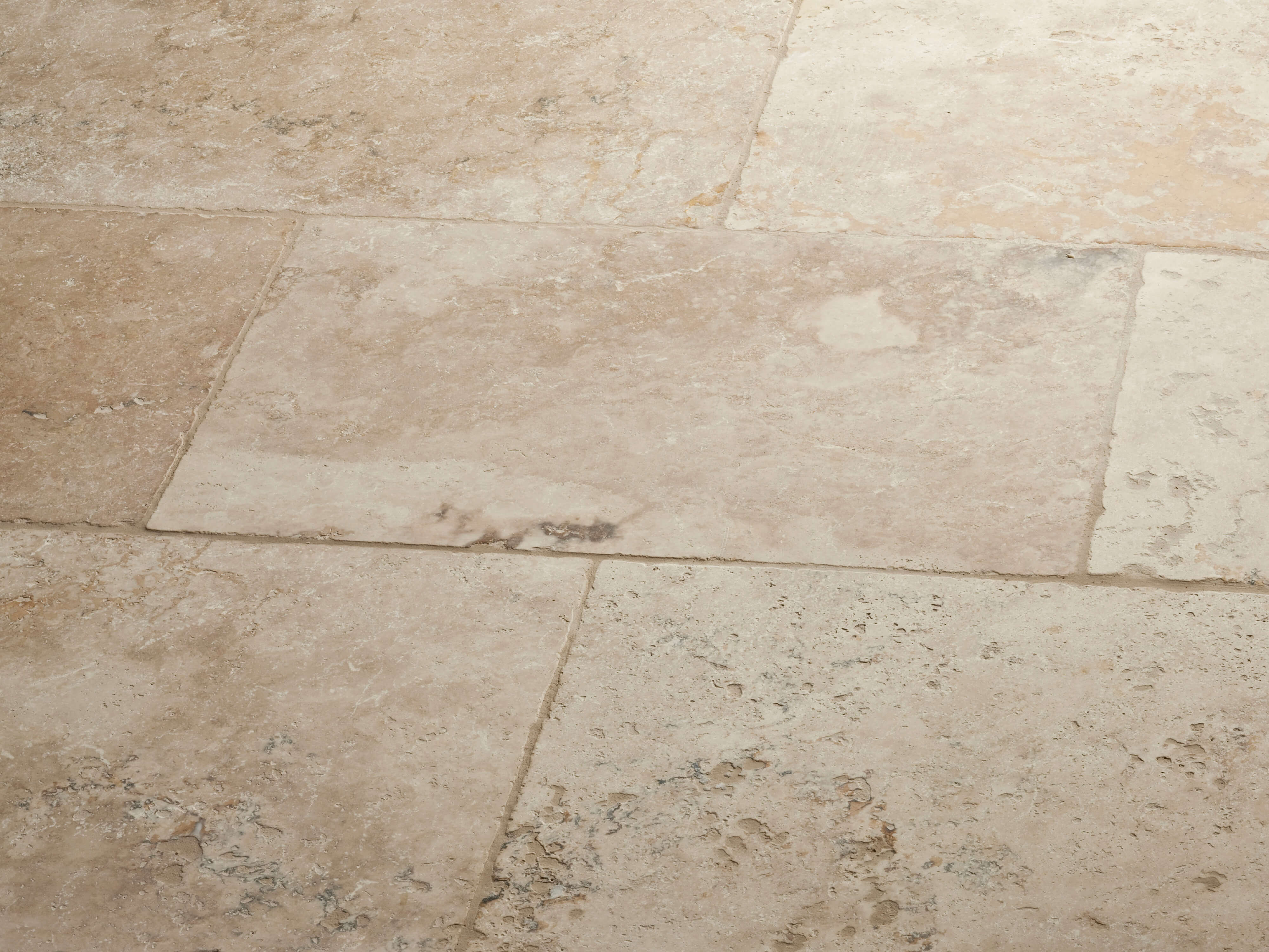 Travertin-Fliesen Rustic seitliche Aufnahme