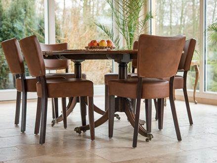 Travertin Rustic-Fliesen mit einer Esstischgruppe