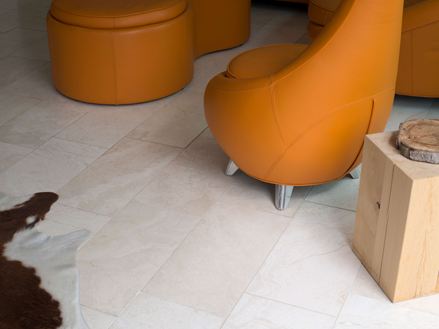 Moderne Möbel auf Travertin Vanilla Rustica