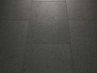 Detailaufnahme von verlegtem Granit Padang Dunkel