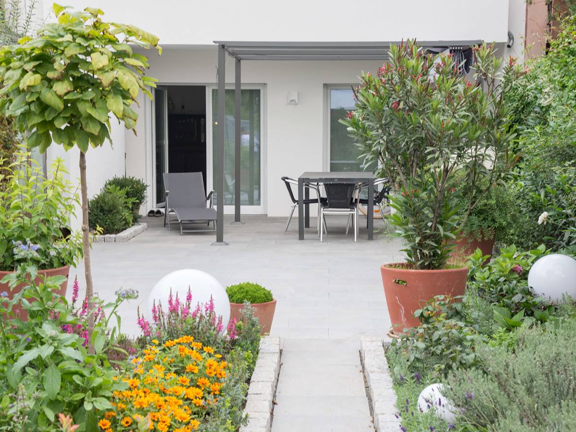 Terrasse im grünen mit hellgrauem Granit Padang Dunkel als Bodenbelag