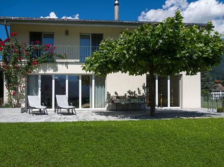 Bild von Objekt mit Granitterrasse und Rasen im Vordergrund