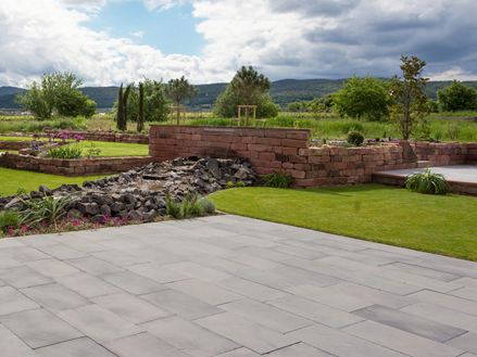 Mediterrane Terrassenlandschaft mit Blausteinplatten