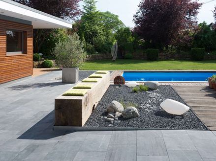 Terrasse mit Kiesbeet und Blausteinplatten Azur