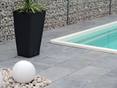 Poolrand mit Topfpalme und getrommelter Natursteinplatte Blaustein Azur