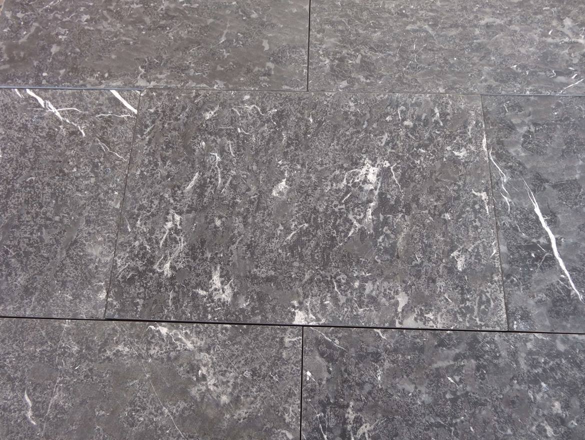 Detailaufnahme Kalksteinplatte Blaustein Ocean Blue mit geflammter Oberfläche