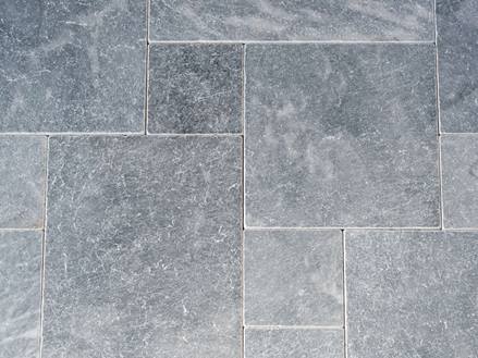 Silbergraue Marmorplatten Afyon Grey im Römischen Verband aus der Vogelperspektive