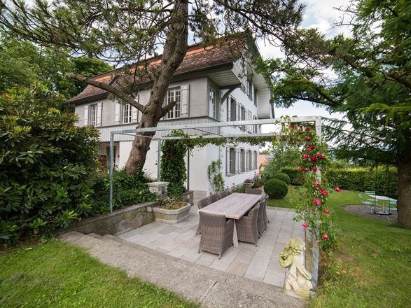 Haus mit Sandstein Kandla Grey-Terrasse