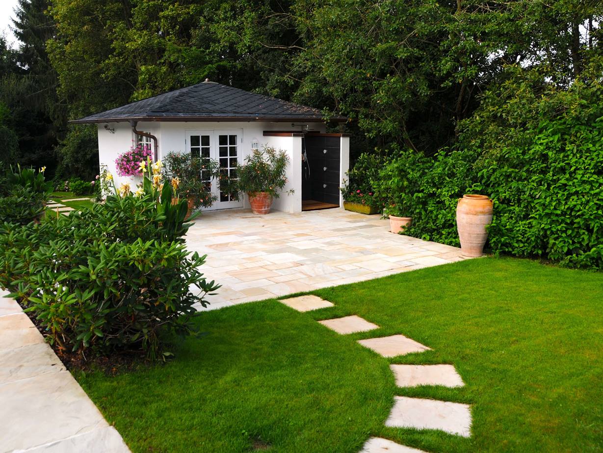 Kundenfoto: Sandstein-Platten Yellow Mint, verlegt als Terrasse und im Garten als Trittsteine