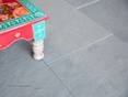 Hellgrauer Schiefer Diamond Grey mit buntem Tisch