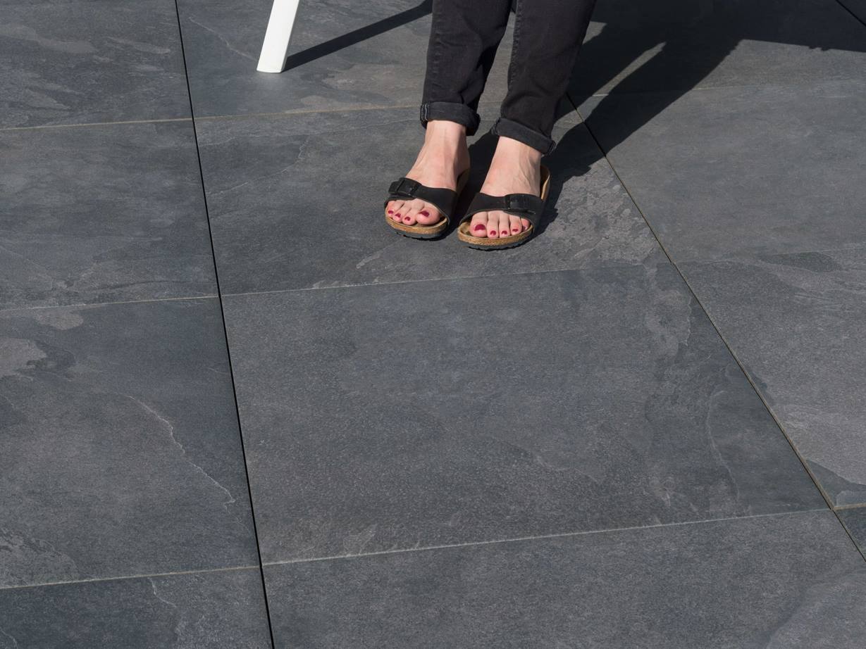 Sommer auf der Alpine Black-Terrasse