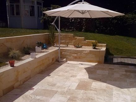 Kundenfoto: ravertin-Platten Medium RV mit Sonnenschirm und Steinmauer