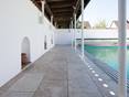 Weg am Pool mit modernen Travertin Platten