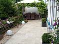 Terrasse mit Essecke und Travertinplatte Medium Select in römischem Verband