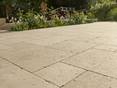 Travertinplatte Medium Select mit Blumenbeet im Hintergrund