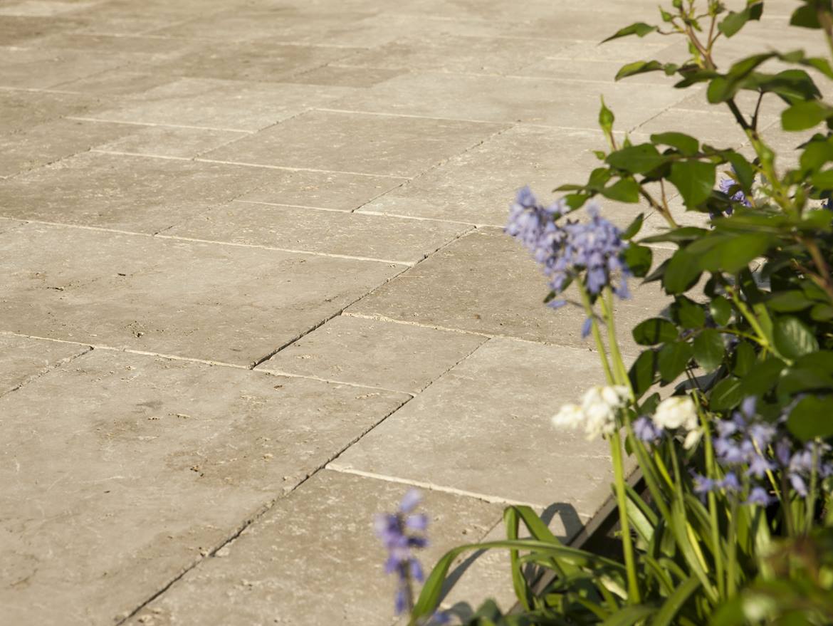 Travertinplatten Medium Select/ Antikmarmor getrommelt auf Terrasse