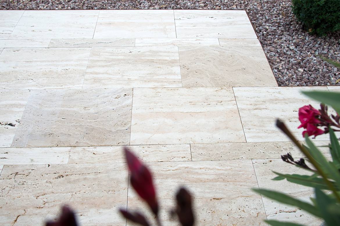 Verlegte Travertinplatte Natura in Beige mit Holzoptik