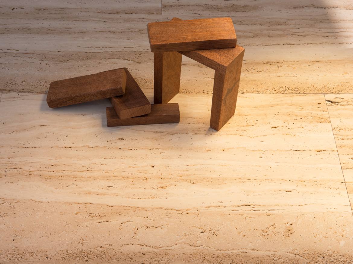 Holzbauklötze auf verlegter Travertinplatte in Holzoptik