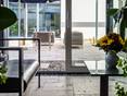 Terrasse und Wintergarten mit modernem Flair und Travertin Rustic als Bodenbelag