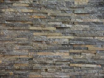 Quarzit Deoli Green an der Wand