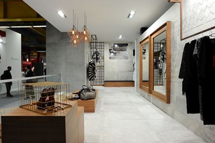 Auf der Cersaie gab es 2016 gleich mehrer Trends auf einmal: Großformat, quadratische Formen, Kupfer, Holz und unterschiedliche Optiken zu bestaunen