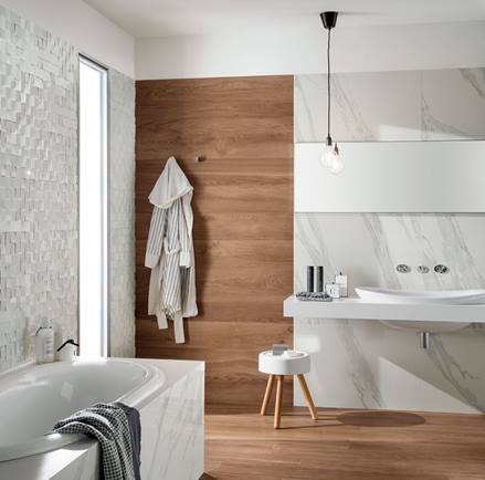 Badezimmer mit Feinsteinzeugfliesen in Holzoptik auf dem Boden und an der Wand