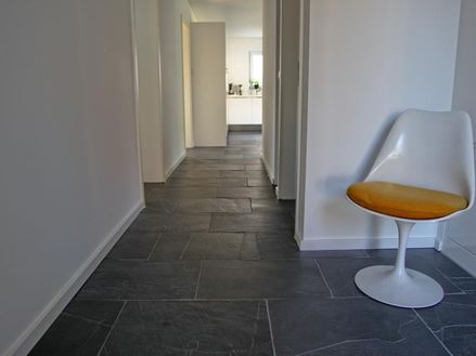 Fliesen aus schwarzem Schiefer im Flur