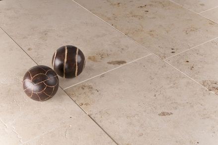 Kalkstein Jura Gelb in der Nahaufnahme mit zwei Dekokugeln