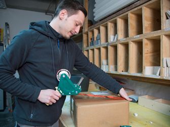 Keine halben Sachen: Beim Musterversand geht es nicht nur fix, sondern auch sorgfältig zu