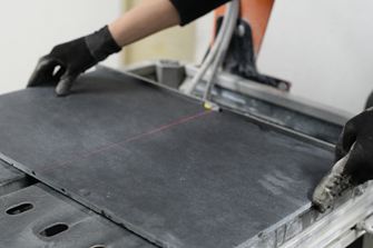 Mit einem Laser oder Messskala kann Naturstein exakt geschnitten werden