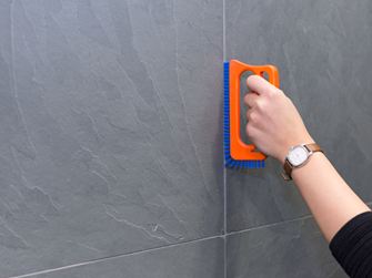 Fugen reinigen mit dem Fuginator