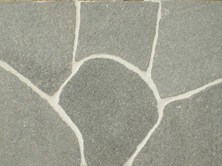 Polygonalplatten aus grauem Quarzit mit weißen Fugen
