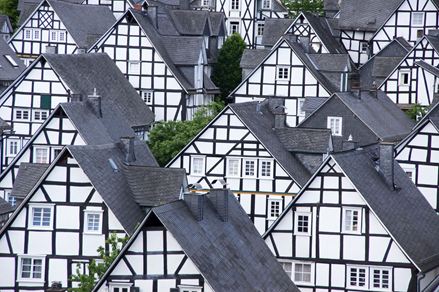 Schiefergedeckte Dächer haben in Deutschland lokal eine lange Tradition