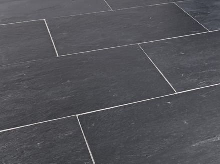 Verlegte Schieferfliesen mit weißen Fugen