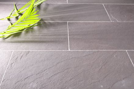 Schiefer Fliesen Burgund in hellem Grau mit grüner Deko