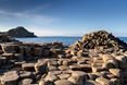 Giant's Causeway Basaltsäulen bei gutem Wetter, im Hintergrund das Meer