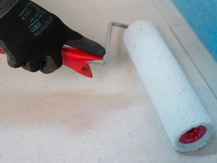 Die Grundierung wird mit einer Rolle aufgetragen