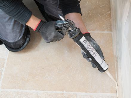 Natursteinsilikon mit Kartusche einbringen