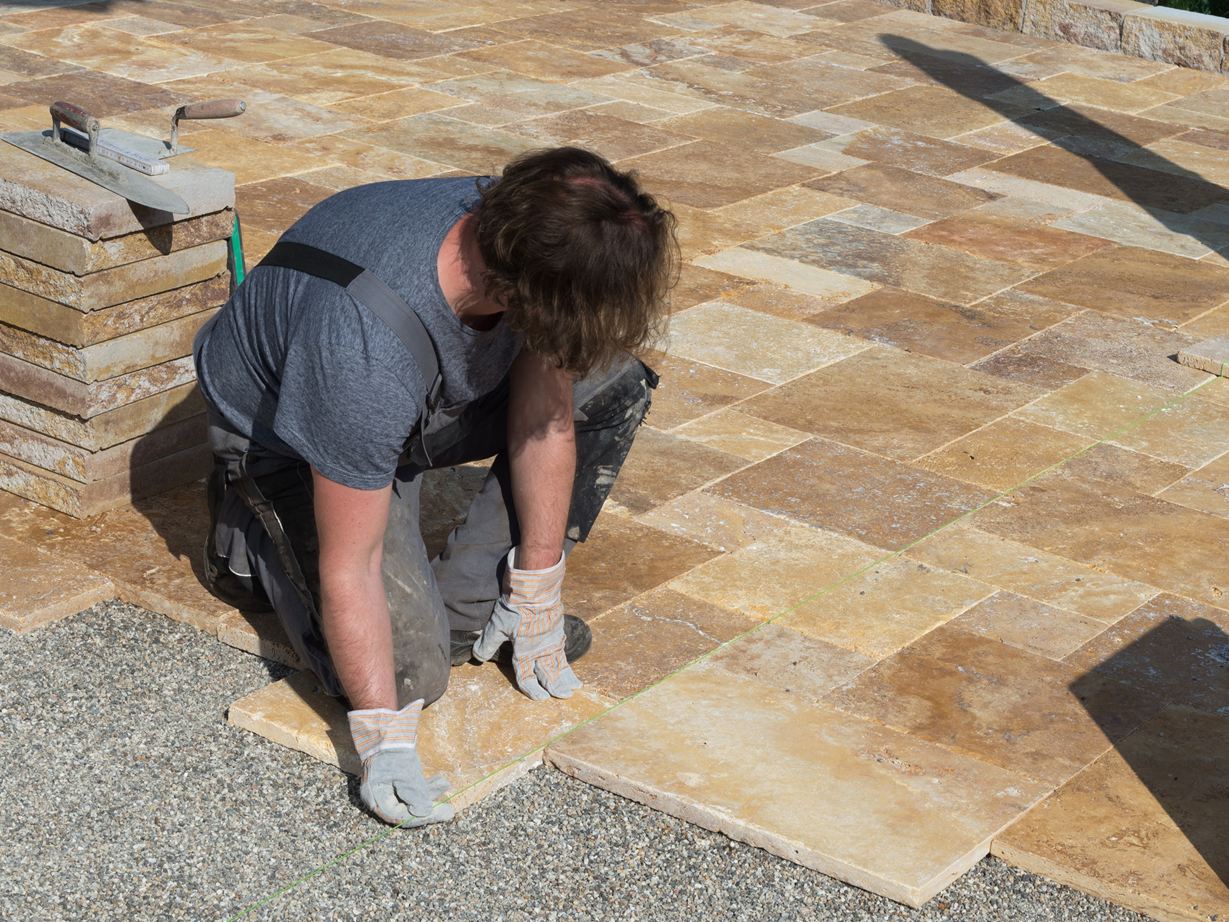 Verlegung von Terrassenplatten Travertin Gold